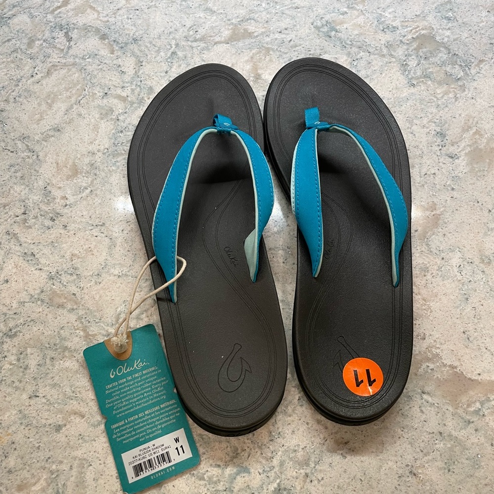 NWT womens OluKai flip flops